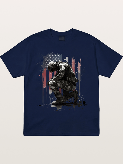 Kneeling Soldier Memorial Print Gildan T-shirt