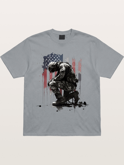 Kneeling Soldier Memorial Print Gildan T-shirt
