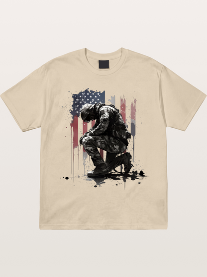 Kneeling Soldier Memorial Print Gildan T-shirt