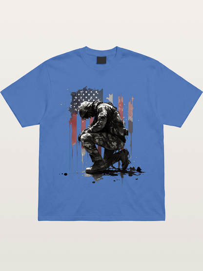 Kneeling Soldier Memorial Print Gildan T-shirt